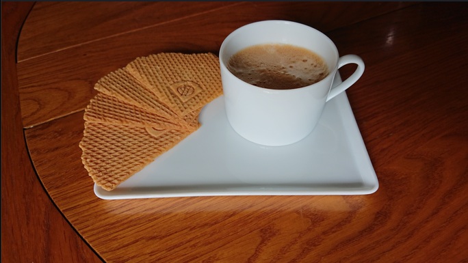 Gaufrettes servies avec un café