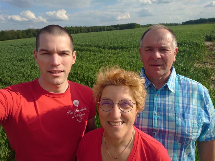Famille Hottois dans leurs champs